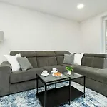 Modern With Smarttv & Wifi By Renters Apartment *
