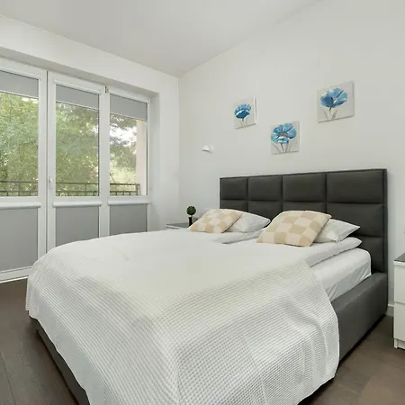 Modern With Smarttv & Wifi By Renters Лодзь