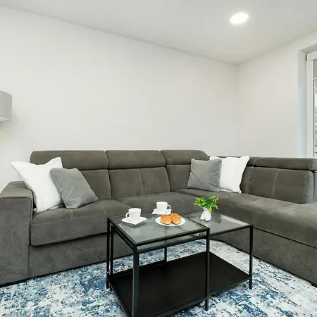 Modern With Smarttv & Wifi By Renters Daire *